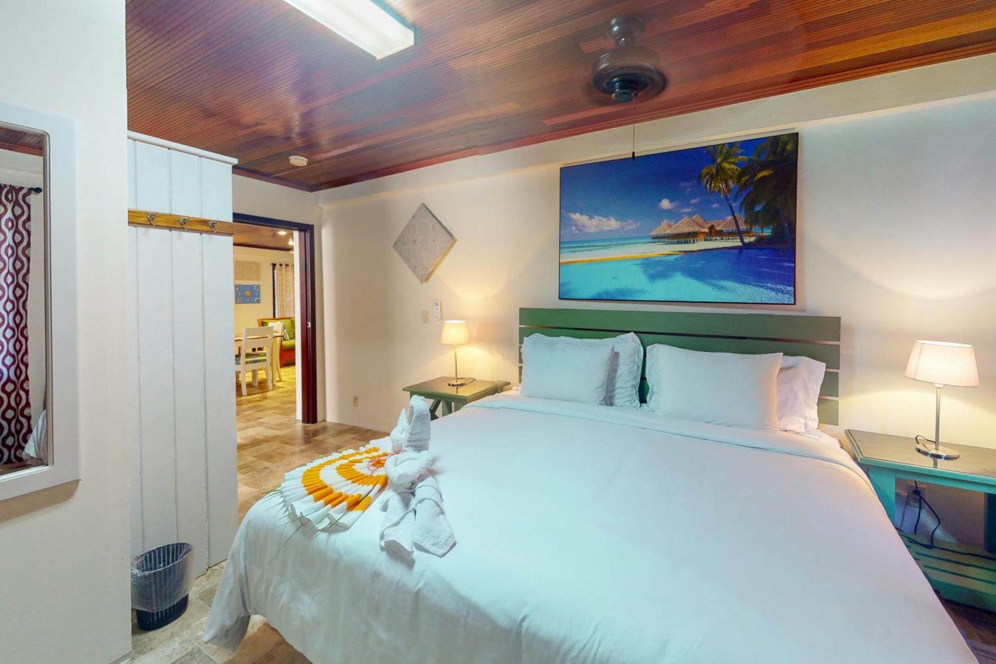 Hummingbird Home Suites San Pedro  Room photo